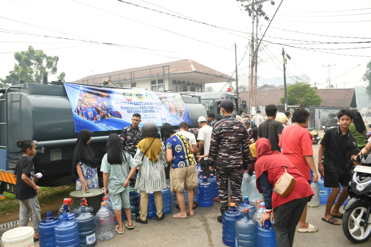 TNI Salurkan 368.000 Liter Air Bersih untuk Masyarakat Terdampak Karhutla di Kalbar