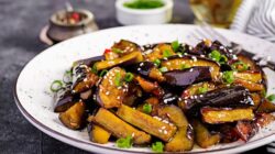 Menyajikan Hidangan Lezat dengan Oseng Terong Bawang