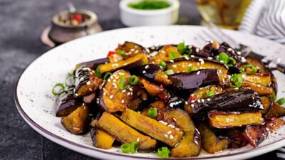 Menyajikan Hidangan Lezat dengan Oseng Terong Bawang