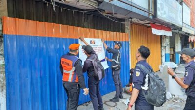 Penertiban Aset Ruko Ilegal di Surabaya oleh PT KAI Penertiban Aset Ruko Ilegal di Surabaya oleh PT KAI