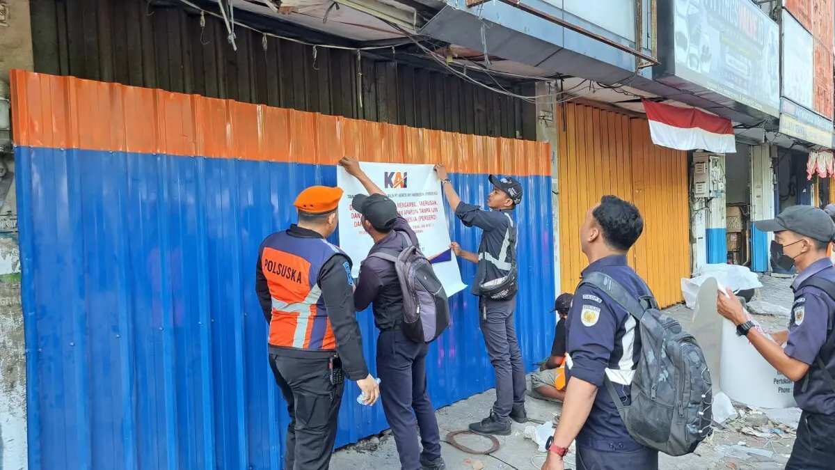 Penertiban Aset Ruko Ilegal di Surabaya oleh PT KAI Penertiban Aset Ruko Ilegal di Surabaya oleh PT KAI