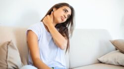 Cara Efektif Meredakan Leher Kaku Setelah Tidur
