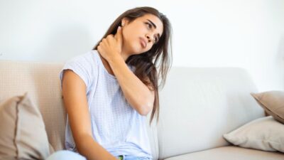 Cara Efektif Meredakan Leher Kaku Setelah Tidur