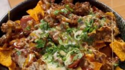 Menikmati Nachos Rumahan dengan Topping Daging dan Keju Mozzarella