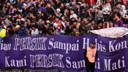 Kericuhan Suporter dalam Pertandingan Persik Kediri vs Dewa United