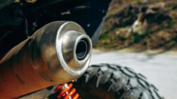 Penyebab dan Solusi Knalpot Motor yang Mengeluarkan Asap Putih
