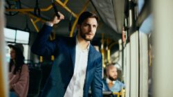 Karakter Pembagi Kursi di Transportasi Umum