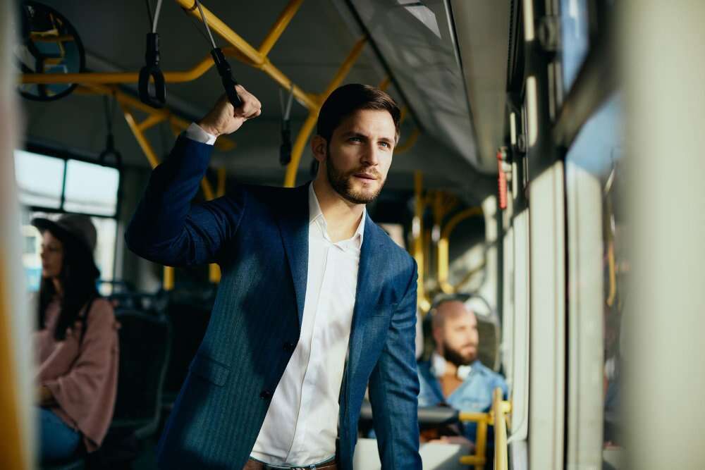 Karakter Pembagi Kursi di Transportasi Umum