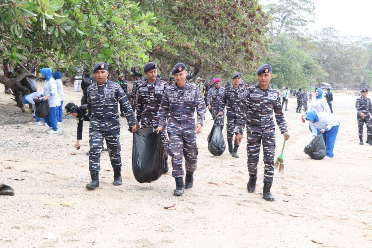 Peringatan HUT ke-81 TNI AL di Tanjung Kasuari
