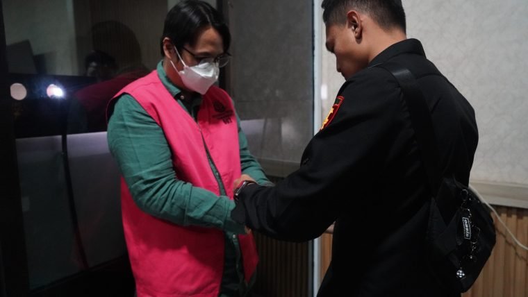 Penahanan Tersangka Korupsi KPR di Karawang