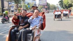 Penyerahan 200 Becak Listrik Bantuan Presiden untuk Pengemudi di Cirebon