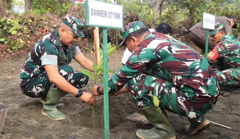 Aksi TNI Tanam Pohon Mangrove di Pesisir Cilacap