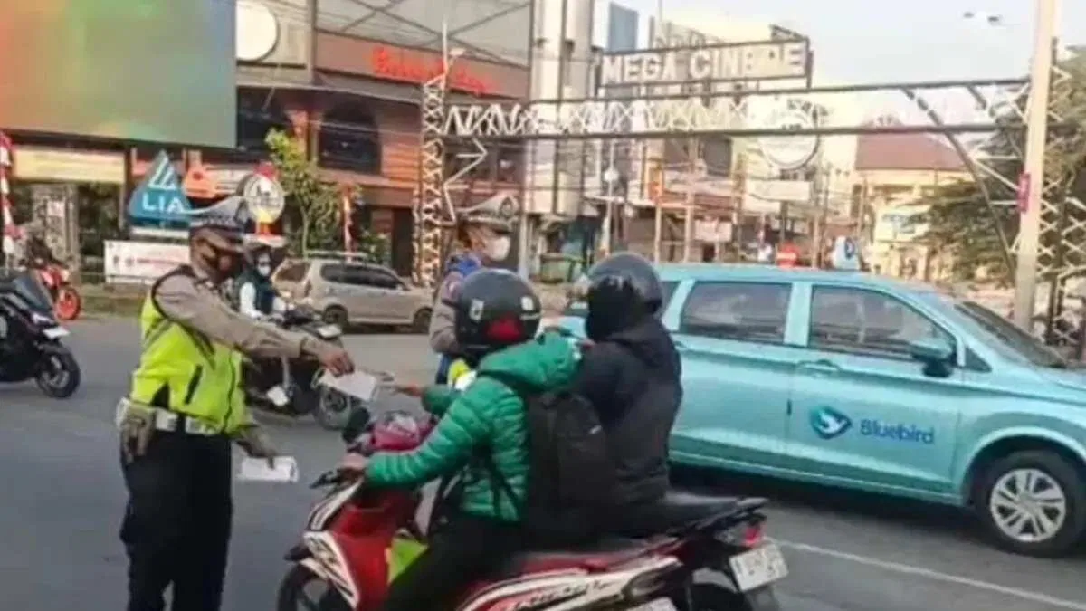 Dampak Erupsi Anak Krakatau di Depok: Pembagian Masker oleh Polisi