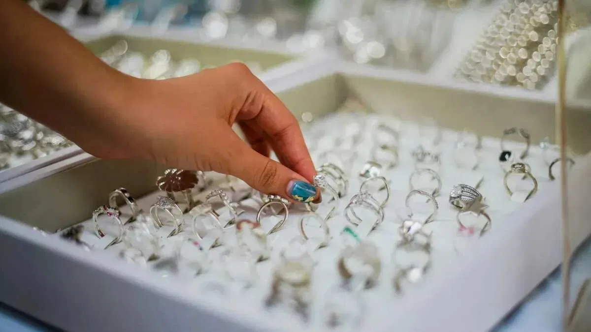 Harga Emas Perhiasan 24K Turun Menjelang Akhir Pekan