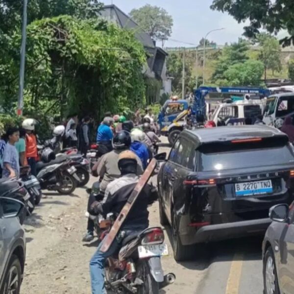 Evakuasi Mobil Elf di Kali Cikumpa: Kemacetan Masih Menghantui Lalu Lintas