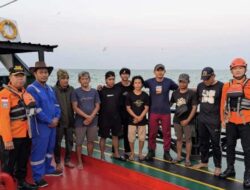 Delapan ABK Tugu Boat Dievakuasi Selamat Setelah Tenggelam di Bawean