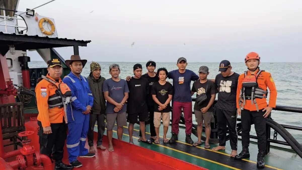 Delapan ABK Tugu Boat Dievakuasi Selamat Setelah Tenggelam di Bawean