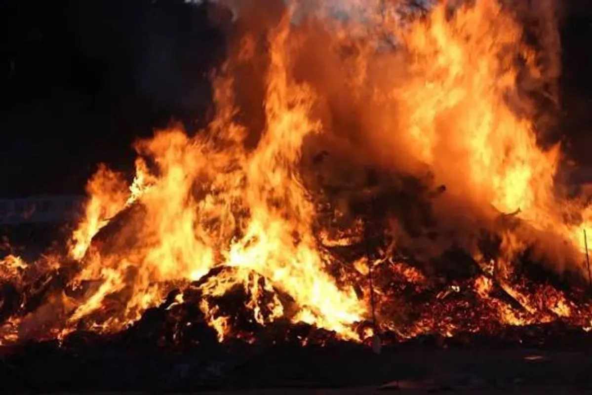 Kebakaran Melanda 20 Gudang di Kosambi, Petugas Pemadam Dikerahkan