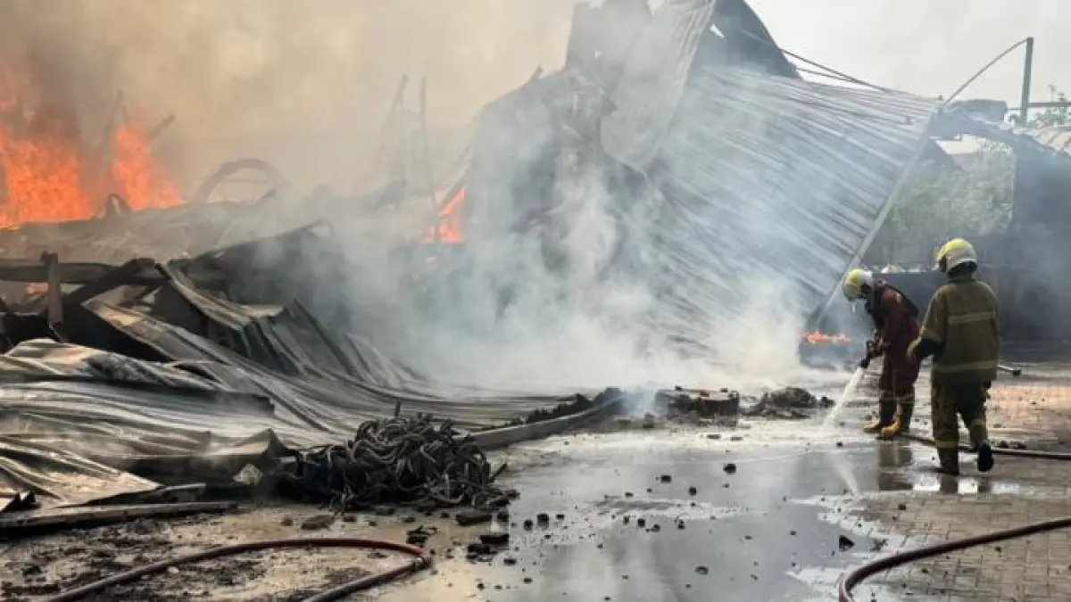 Kebakaran Pabrik Lampu di Batuceper: 9 Jam Belum Padam Karena Kesulitan Akses Air
