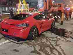 Kecelakaan Tunggal Mobil Sport di Tol Desari