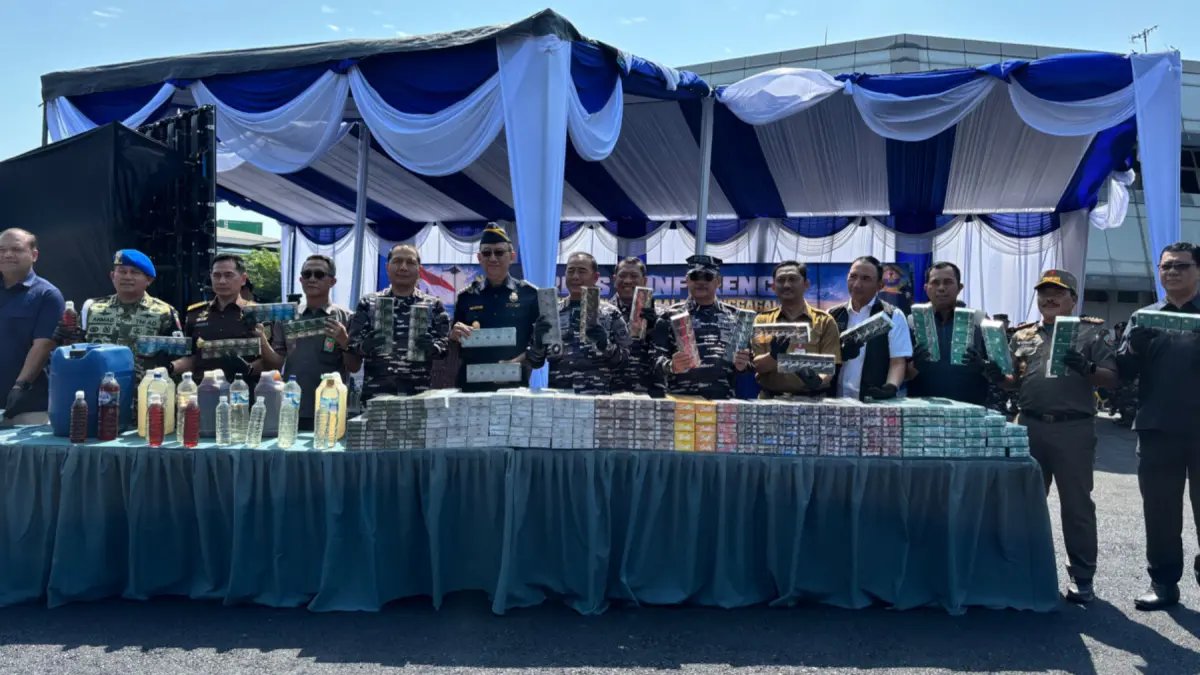 Tindakan Tegas TNI AL Cegah Peredaran Rokok dan Miras Ilegal di Jawa Timur