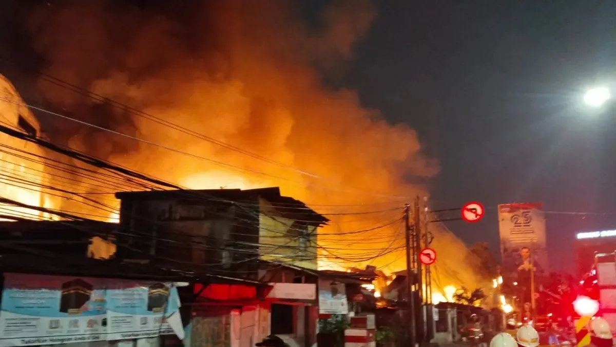 Kebakaran Hebat di Kebayoran Lama: Upaya Pemadaman yang Intensif