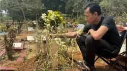 Momen Haru di Ziarah Makam Aries Garasi