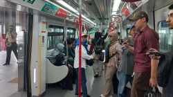 Antusias Warga Nikmati Tarif Promo LRT Jakarta