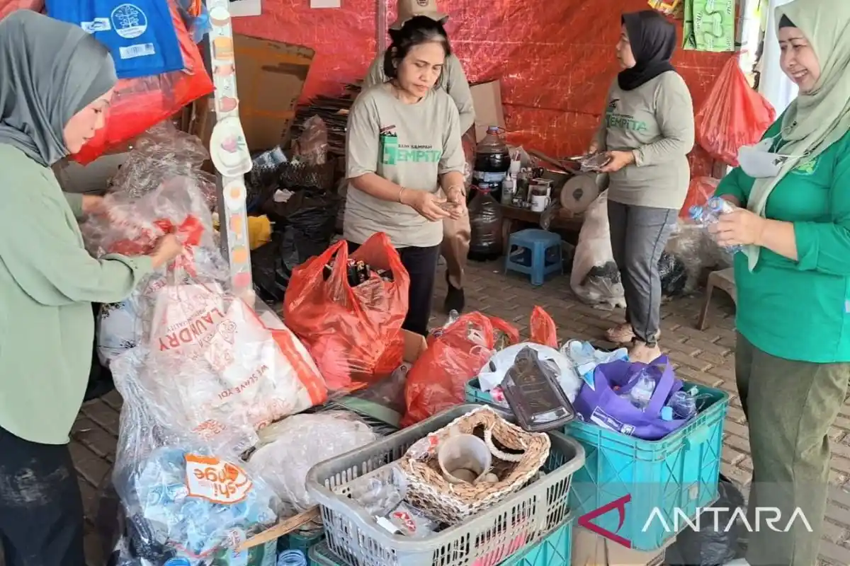 Perjuangan Perempuan Bekasi Mengubah Limbah Plastik Jadi Energi