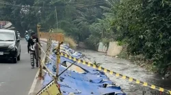 Sorotan Atas Kerusakan Trotoar di Taman Secawan Depok