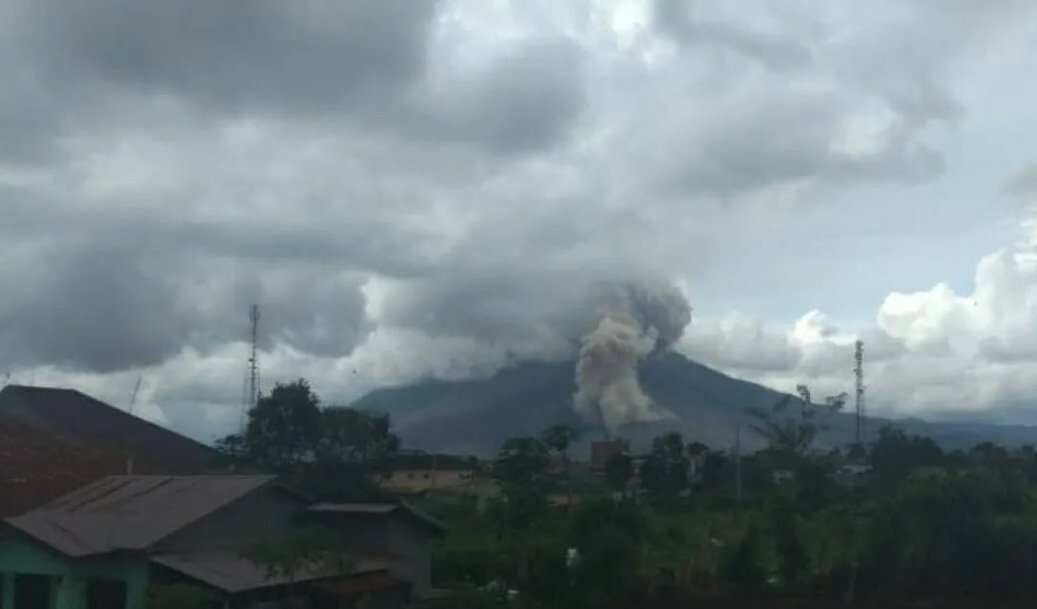 Erupsi Gunung Sinabung: Tinggi Kolom Abu Capai 3.500 Meter Erupsi Gunung Sinabung: Tinggi Kolom Abu Capai 3.500 Meter