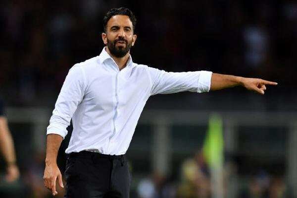 AC Milan Sasar Bek dari Manchester Menjelang Penutupan Bursa Transfer AC Milan Sasar Bek dari Manchester Menjelang Penutupan Bursa Transfer