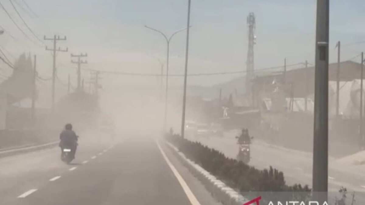 Kota Berastagi Tercemar Abu Vulkanik Pasca Erupsi Gunung Sinabung Kota Berastagi Tercemar Abu Vulkanik Pasca Erupsi Gunung Sinabung