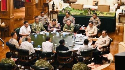 Pertemuan Strategis: Panglima TNI dan Kapolri Laporkan Situasi Nasional kepada Presiden Prabowo Pertemuan Strategis: Panglima TNI dan Kapolri Laporkan Situasi Nasional kepada Presiden Prabowo