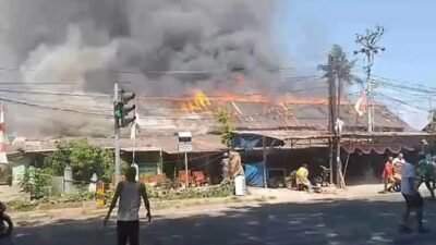 Kebakaran Melanda Asrama TNI Mattoanging di Makassar Kebakaran Melanda Asrama TNI Mattoanging di Makassar