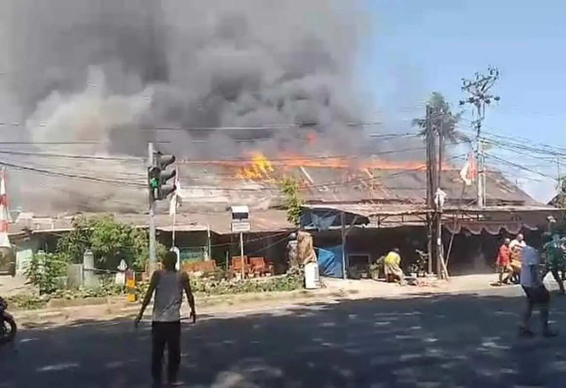 Kebakaran Melanda Asrama TNI Mattoanging di Makassar Kebakaran Melanda Asrama TNI Mattoanging di Makassar