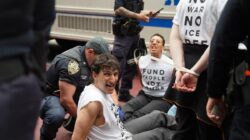 Penangkapan Besar Imigran di New York oleh ICE Penangkapan Besar Imigran di New York oleh ICE
