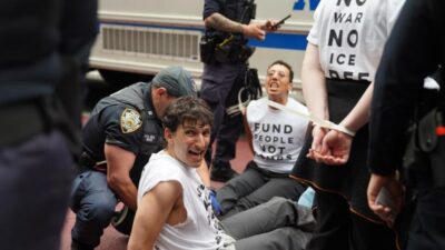Penangkapan Besar Imigran di New York oleh ICE Penangkapan Besar Imigran di New York oleh ICE
