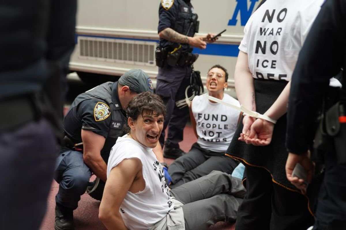 Penangkapan Besar Imigran di New York oleh ICE Penangkapan Besar Imigran di New York oleh ICE