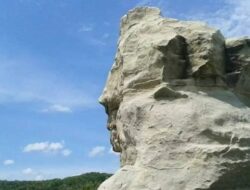 Menikmati Pesona Pantai Klayar Pacitan