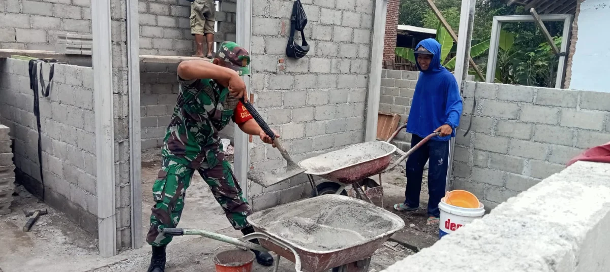 Wujud Kepedulian TNI, Babinsa Koramil 0808/04 Sanankulon Dampingi Pembangunan RTLH Di Desa Jeding