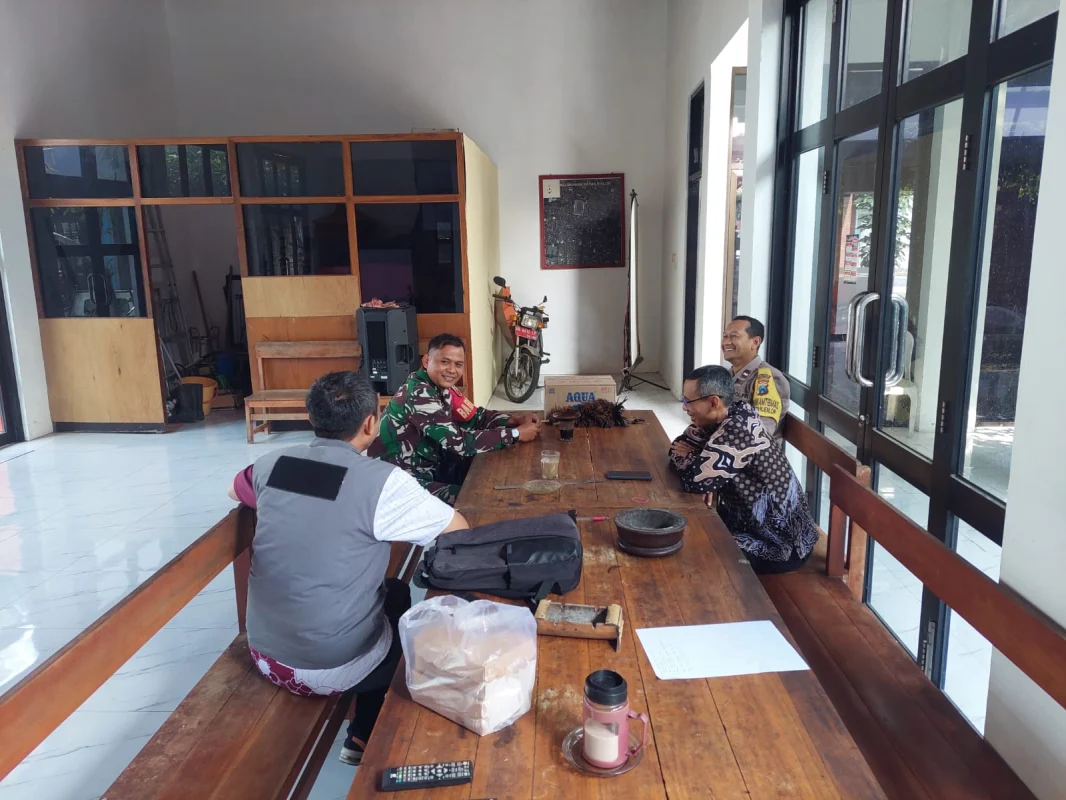 Pererat Sinergitas, Babinsa Dan Bhabinkamtibmas Gelar Komsos Bersama Aparat Kelurahan Kepanjenlor