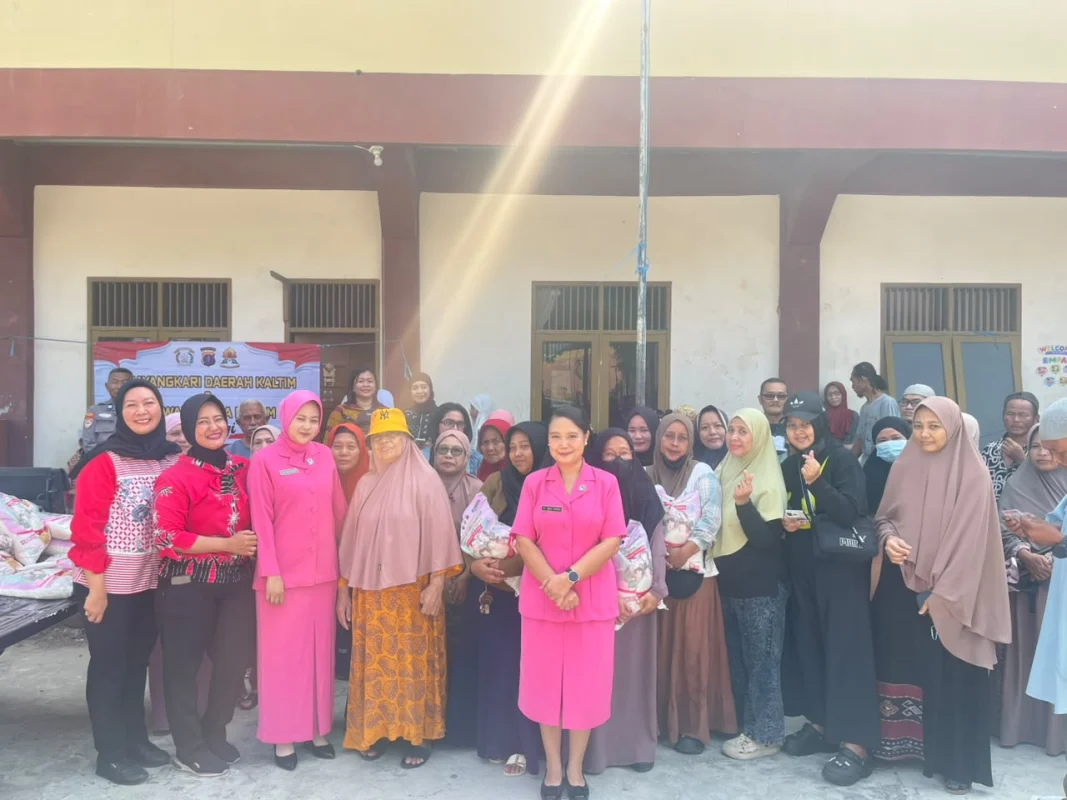 Polwan dan Bhayangkari Polda Kaltim Hadir Berbagi, Salurkan Bantuan Beras untuk Warga Sepinggan