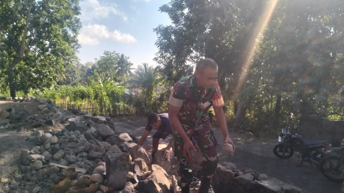 Wujud Nyata Kemanunggalan TNI-Rakyat, Babinsa Kodim 1505/Tidore Bantu Warga Bangun Rumah