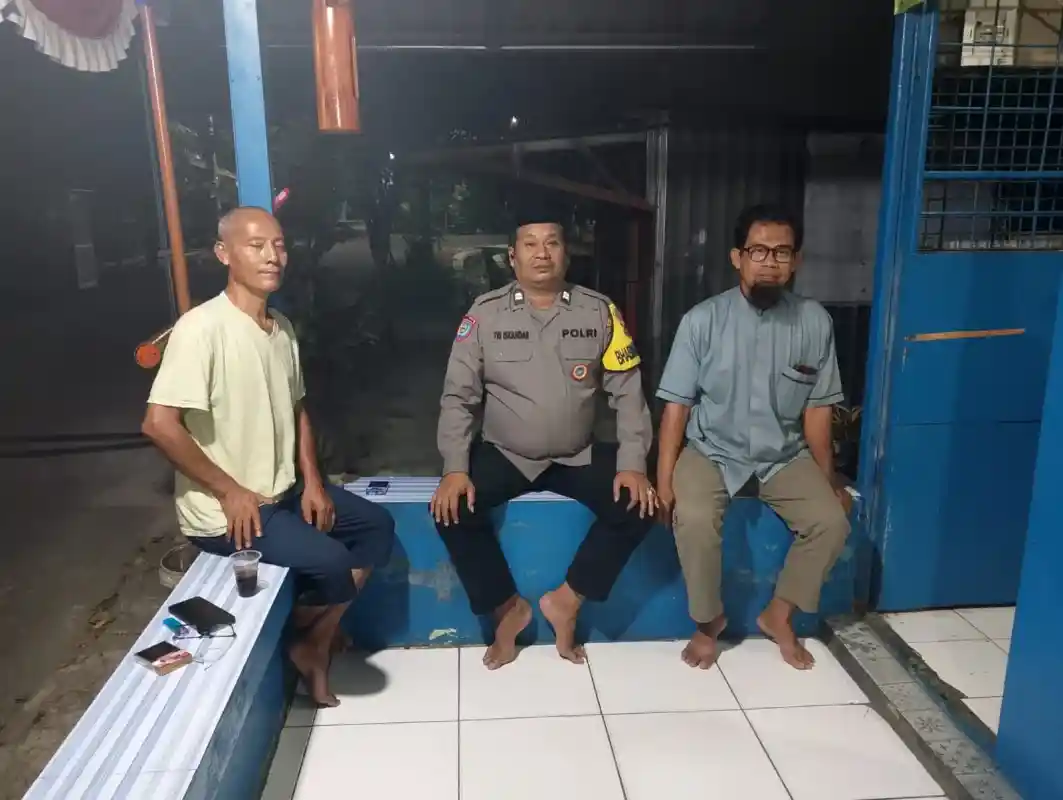 Ronda Siskamling Bersama Warga, Aiptu Tri Iskandar Ajak Masyarakat Tingkatkan Kewaspadaan di Bitung Jaya