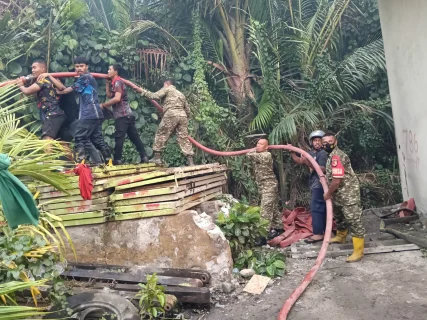 Personel Koramil 05 Sofifi Bersama Damkar Padamkan Kebakaran Hutan Sagu