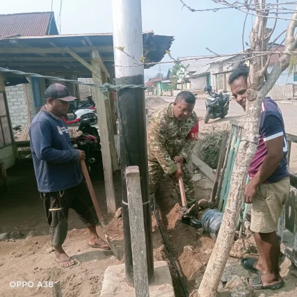 TNI Selalu Hadir, Babinsa dan Warga Kompak Gotong Royong Menutupi Pipa