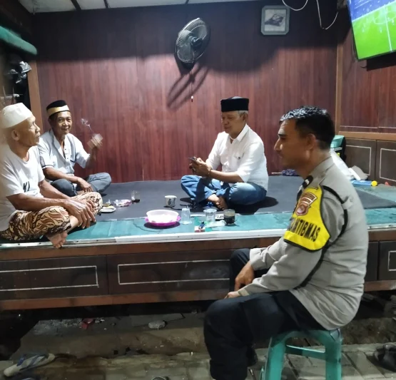 Satkamling Bersama Warga, Aipda Ilyas Perkuat Harkamtibmas di Kelurahan Sukamulya
