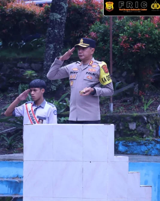 Ajak Pelajar Bijak Bermedia Sosial. Kapolres Bener Meriah Pimpin Upacara di SMK Negeri 4