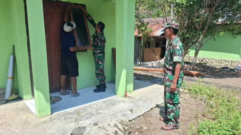 Wadansatgas TMMD Ke-130 Awasi Penggantian Jendela Rumah Warga Yang Rusak